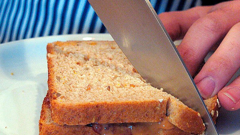 Retiran mantequilla de maní tras encontrar piezas de plástico en la producción