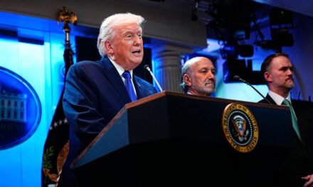 Trump anuncia un arancel global de 10 %