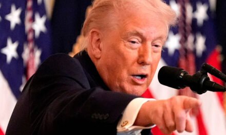 Las empresas se enfrentan a una mayor incertidumbre arancelaria mientras Trump redobla la apuesta tras el fallo de la Corte Suprema