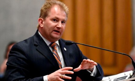 Avanza en Tennessee ley para criminalizar a inmigrantes con órdenes de deportación