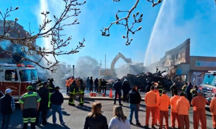 Incendio en Fayetteville destruye varios negocios en el centro y hiere a tres bomberos