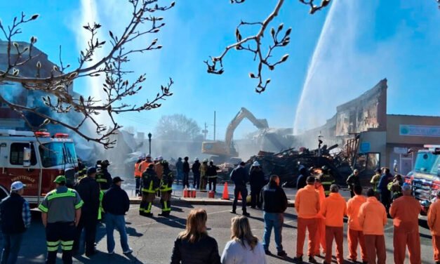 Incendio en Fayetteville destruye varios negocios en el centro y hiere a tres bomberos