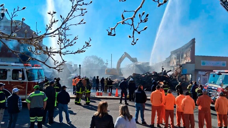 Incendio en Fayetteville destruye varios negocios en el centro y hiere a tres bomberos