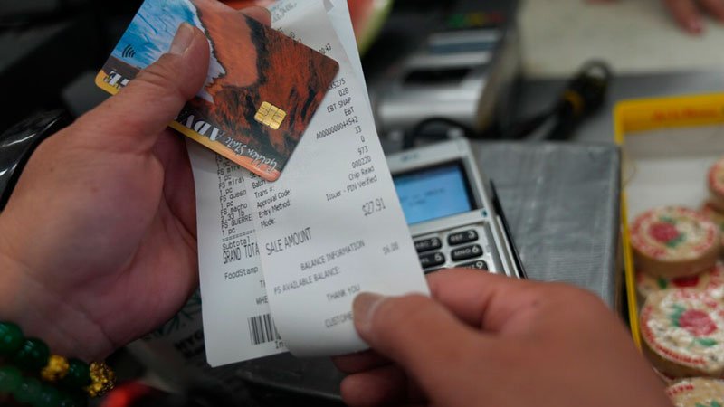 Las bebidas azucaradas y los dulces ahora están fuera del alcance de millones de personas que utilizan los beneficios del SNAP.