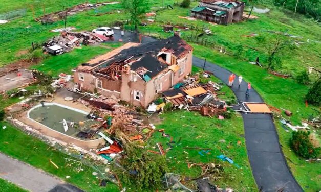 Fuertes tormentas provocan cortes de electricidad y daños en viviendas en Tennessee