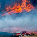 Los vientos más suaves ayudan a los equipos que combaten el incendio de Springs en California.