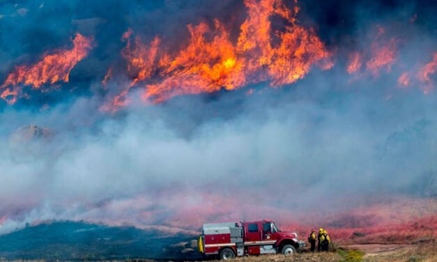 Los vientos más suaves ayudan a los equipos que combaten el incendio de Springs en California.