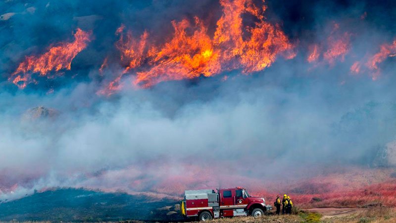 Los vientos más suaves ayudan a los equipos que combaten el incendio de Springs en California.