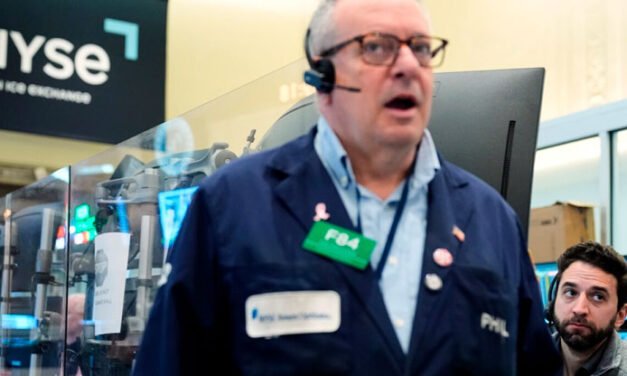 Wall Street repunta hasta rozar su máximo histórico a medida que se moderan los precios del petróleo.