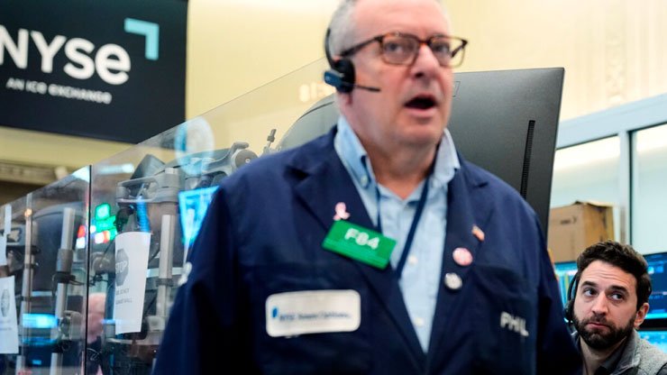 Wall Street repunta hasta rozar su máximo histórico a medida que se moderan los precios del petróleo.