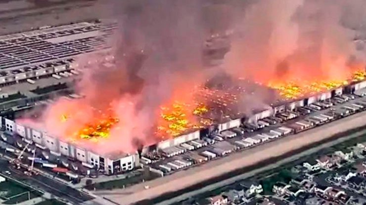 Un vídeo aterrador muestra a un empleado descontento provocando un incendio en un almacén de Ontario: “Lo único que tenían que hacer era pagarnos lo suficiente para vivir”.