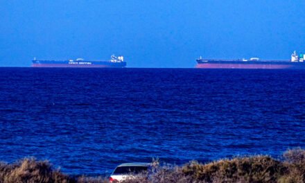 Un tercer buque vinculado a Irán cruza el estrecho de Ormuz