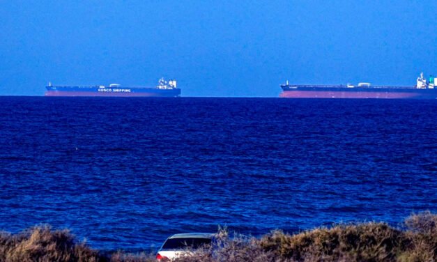 Un tercer buque vinculado a Irán cruza el estrecho de Ormuz