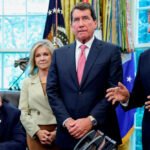 Lee firma los primeros proyectos de ley de la agenda de mano dura de los legisladores en materia de inmigración.