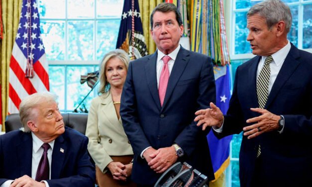 Lee firma los primeros proyectos de ley de la agenda de mano dura de los legisladores en materia de inmigración.