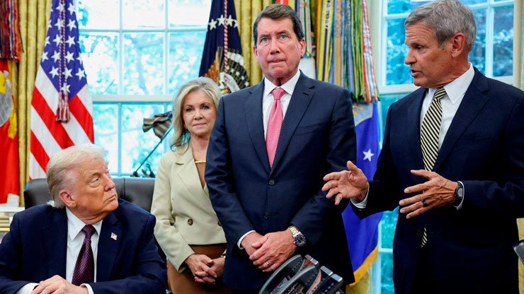 Lee firma los primeros proyectos de ley de la agenda de mano dura de los legisladores en materia de inmigración.