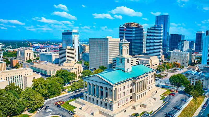 Ley contra permanencia tras orden de deportación pasa al despacho del gobernador Lee