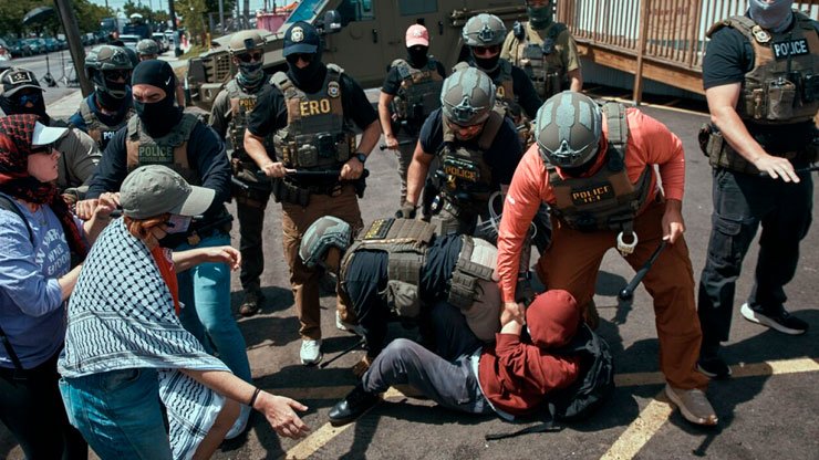 Manifestantes se enfrentan con el ICE frente a un centro de detención en Nueva Jersey en medio de informes de huelga de hambre.
