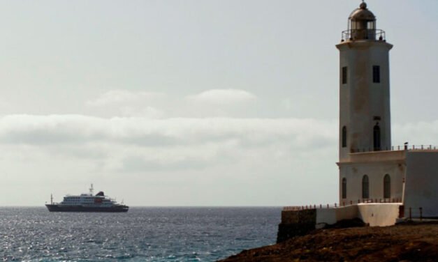 Un presunto brote del raro hantavirus en un crucero en el Atlántico causa la muerte de 3 personas.