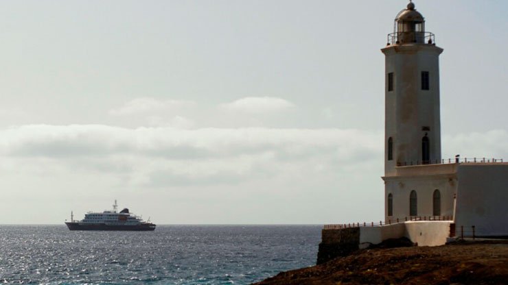 Un presunto brote del raro hantavirus en un crucero en el Atlántico causa la muerte de 3 personas.