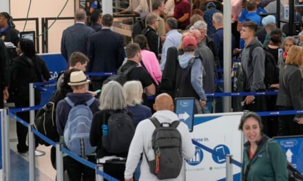 La Casa Blanca sopesa retirar a los agentes de la CBP de los aeropuertos en las ciudades santuario.