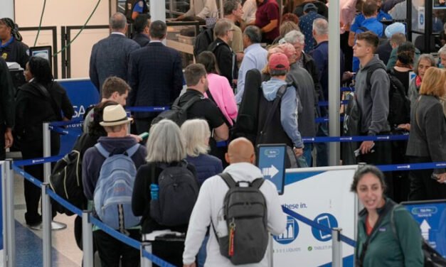 La Casa Blanca sopesa retirar a los agentes de la CBP de los aeropuertos en las ciudades santuario.