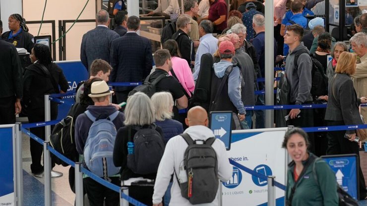 La Casa Blanca sopesa retirar a los agentes de la CBP de los aeropuertos en las ciudades santuario.