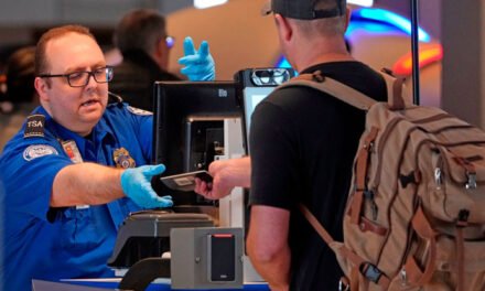 EE.UU. revocará pasaportes por adeudos en manutención infantil