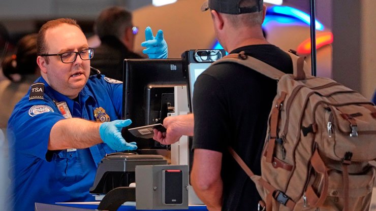 EE.UU. revocará pasaportes por adeudos en manutención infantil