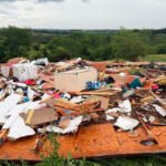Tornados azotan comunidades a las afueras de Chicago, derriban casas y arrancan postes eléctricos