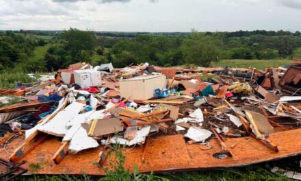 Tornados azotan comunidades a las afueras de Chicago, derriban casas y arrancan postes eléctricos
