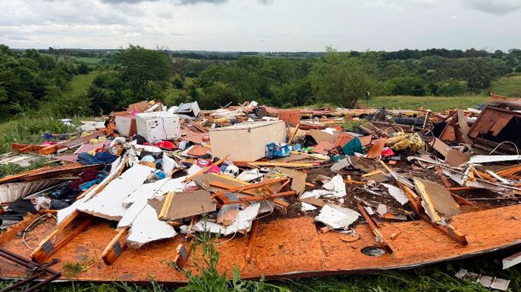 Tornados azotan comunidades a las afueras de Chicago, derriban casas y arrancan postes eléctricos