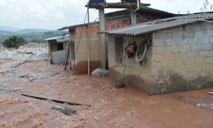 Río se desborda en Ecuador: hay 5 muertos, 38 heridos y 10 desaparecidos