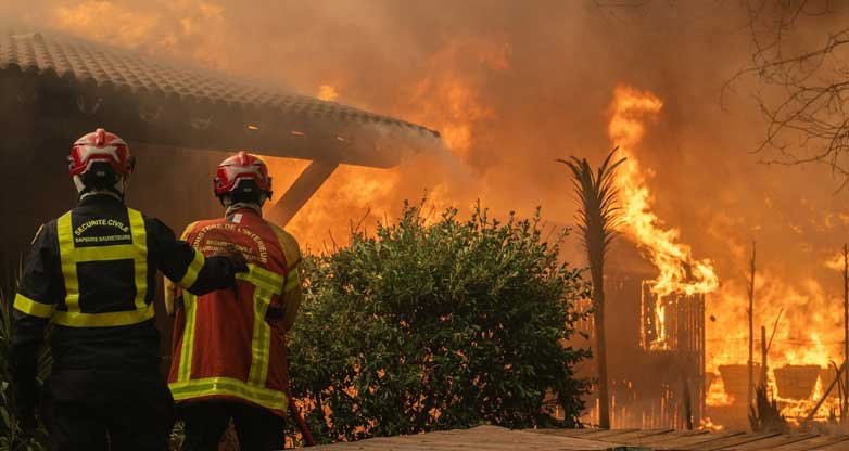 Intensos incendios forestales en Gironda, Francia, dejan 240 casas destruidas y 75 bomberos heridos