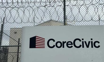 Los propietarios corporativos de los centros de detención de ICE reportan otro aumento en sus ingresos.
