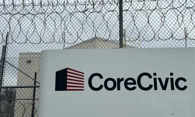 Los propietarios corporativos de los centros de detención de ICE reportan otro aumento en sus ingresos.