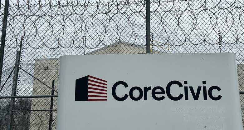 Los propietarios corporativos de los centros de detención de ICE reportan otro aumento en sus ingresos.