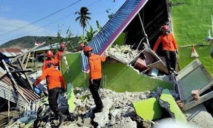Suben a 68 los muertos y casi 10 mil los desplazados tras devastador terremoto en Indonesia