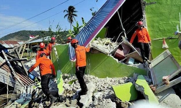 Suben a 68 los muertos y casi 10 mil los desplazados tras devastador terremoto en Indonesia