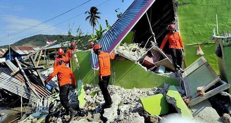 Suben a 68 los muertos y casi 10 mil los desplazados tras devastador terremoto en Indonesia