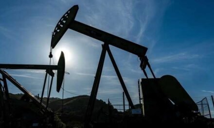 El petróleo supera los 100 dólares por barril mientras Estados Unidos e Irán lanzan nuevos ataques; los precios de la gasolina también suben