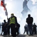 Miles de estudiantes toman las calles de París y se enfrentan a la policía