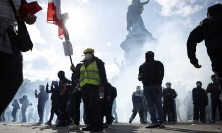 Miles de estudiantes toman las calles de París y se enfrentan a la policía