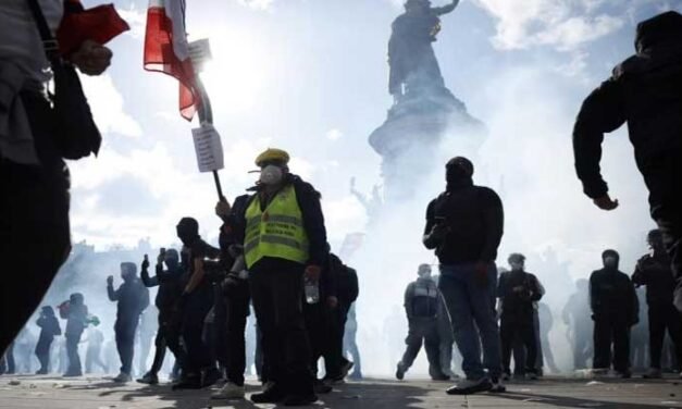 Miles de estudiantes toman las calles de París y se enfrentan a la policía