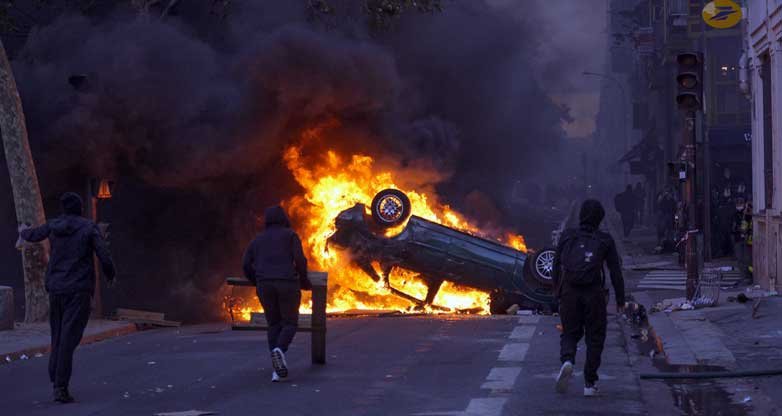 “Van a pagar”: Macron promete mano dura contra quienes causaron destrozos en las protestas